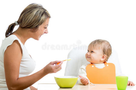妈妈用勺子喂她有趣的女婴