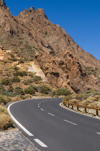 穿越火山地的道路