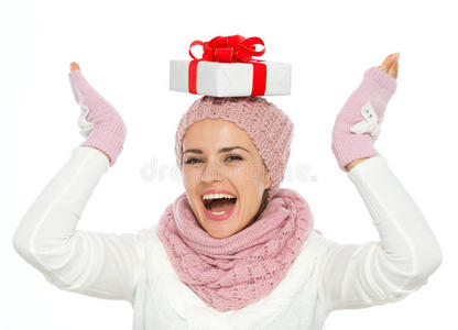 女人头上拿着圣诞礼物盒