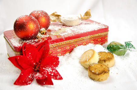 带糖果和礼品盒的圣诞球