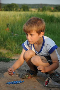 男孩玩弹珠图片