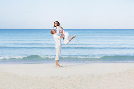 恋爱中的幸福夫妻在海滩上玩得开心