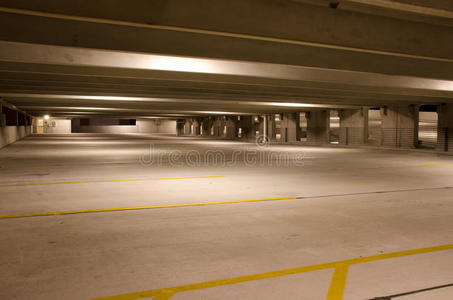 停车楼夜间停车楼空位照片
