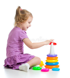 玩五颜六色玩具的小女孩