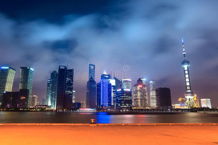 上海夜间有码头的天际线