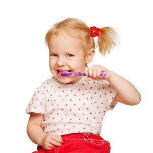 漂亮的小女孩刷牙。