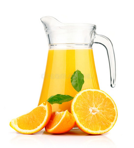 水罐里的橙汁和橙子。