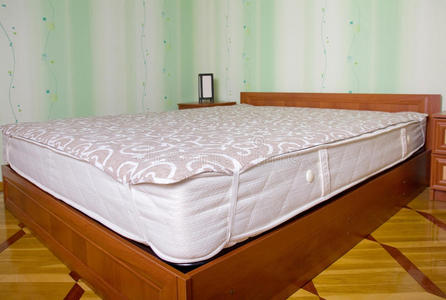 带顶饰的床垫.卧室内部照片