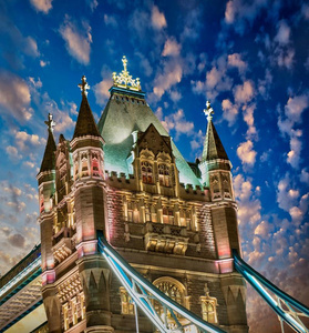 伦敦塔桥上美丽的灯光图片