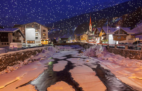 日落时奥地利索尔登山滑雪场