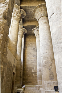 埃斯纳神庙大殿的柱子图片