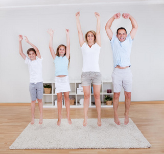 一家人在地毯上做伸展运动图片
