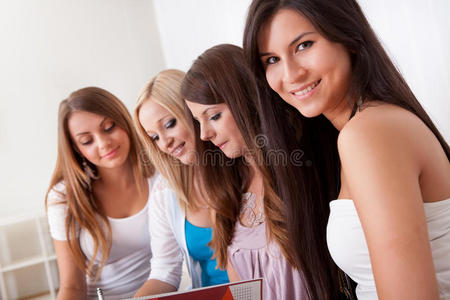 四个女学生在做作业图片