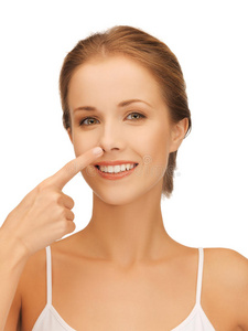 鼻子美女美女指着鼻子照片