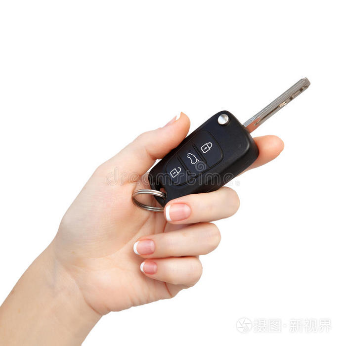 妇女手拿车钥匙在隔离背景上