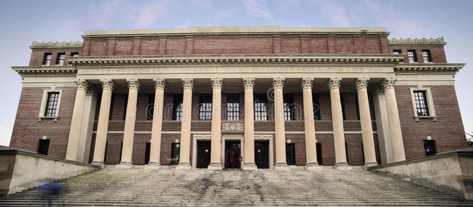 哈佛大学威德纳图书馆入口