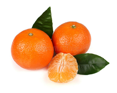 成熟可口的带叶子的橘子
