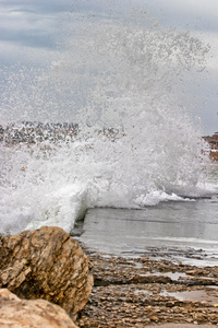 海浪拍岸