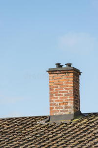 老房子屋顶上的红砖烟囱
