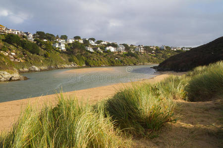 英格兰康沃尔郡克兰托克海滩的河景