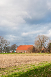 五彩缤纷的秋景中的荷兰农场