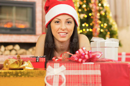 带礼物的圣诞女孩图片