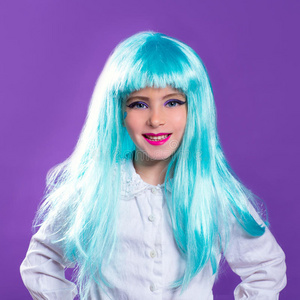 戴蓝绿色长假发的小女孩图片
