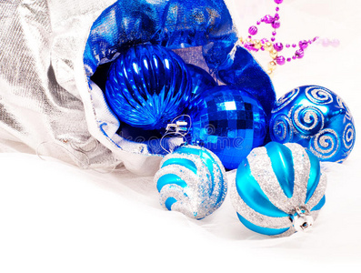 带装饰蓝球的新年背景图片