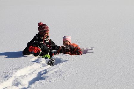 冬天妈妈带着孩子在雪地里