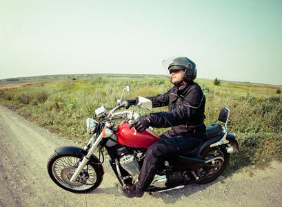 乡村公路上的摩托车手图片