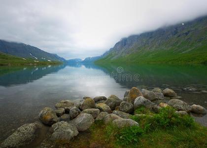 峡湾上的雾