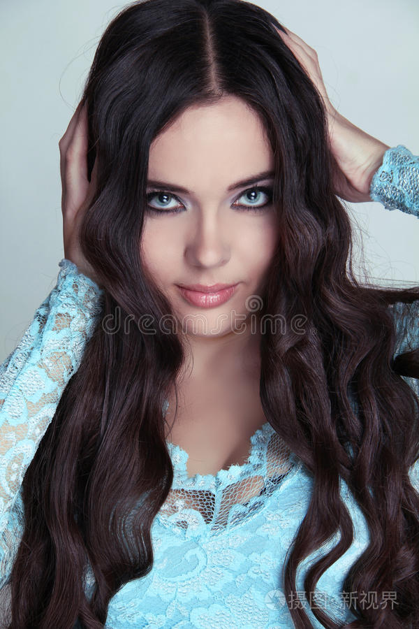 漂亮的黑发女孩健康的长卷发