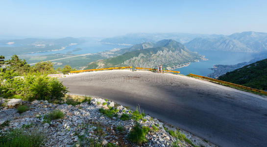 海岸上的科托镇黑山，科托湾