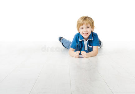 躺在白色地板上的微笑男孩