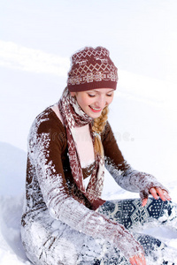 在户外雪地上笑的年轻女子
