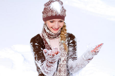 笑着在户外下雪的年轻女子