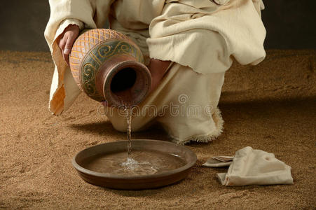 耶稣拿着一壶水