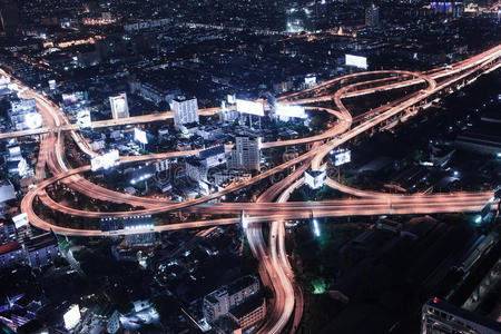 城市夜景与交通车辆照明图片