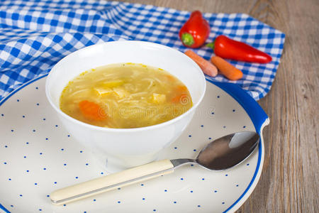 白碗胡萝卜蔬菜面汤