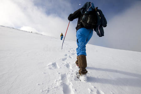 雪地里的徒步旅行者