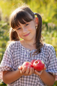手拿苹果的可爱小女孩图片