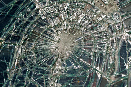 窗户碎了图片