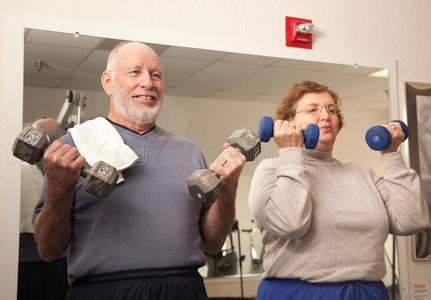 活跃的成年夫妇在健身房锻炼
