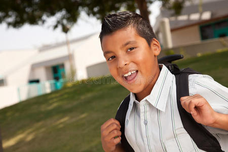 快乐的西班牙小男孩准备上学