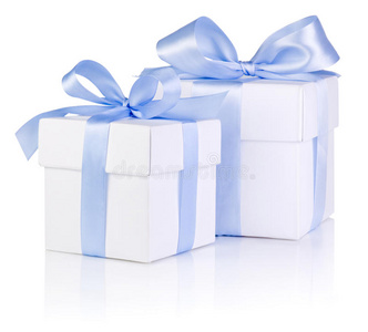 两个白色盒子用蓝色缎带蝴蝶结绑着