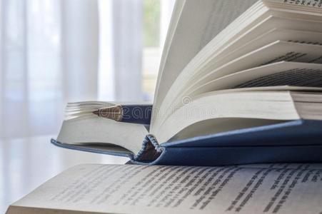 打开的厚重的书本图片