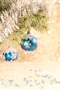 蓝云杉树枝上的蓝色圣诞球