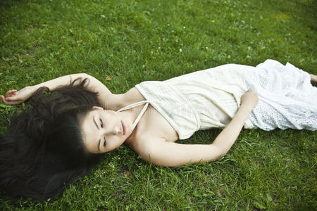 躺在绿草上的女孩