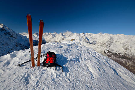 在山顶滑雪旅游