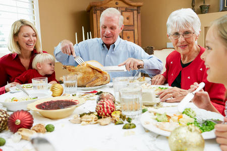 多代家庭一起吃圣诞大餐